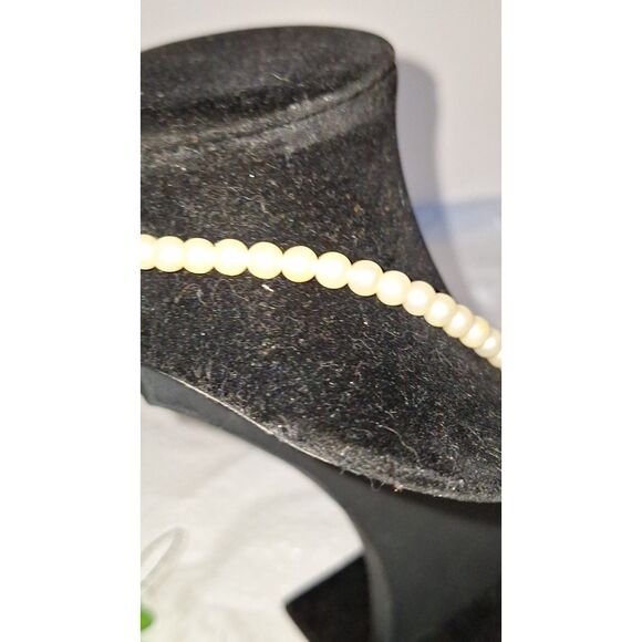 A Vintage Faux Pearl Necklace Grandmacore Mid-Century Elegance - Picture 6 of 7